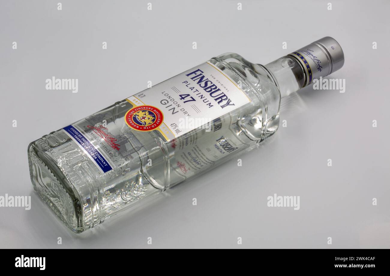 Kiew, Ukraine - 09. Juni 2023: Finsbury Platinum London Dry Gin Flasche Großansicht auf schwarzem Hintergrund. Stockfoto