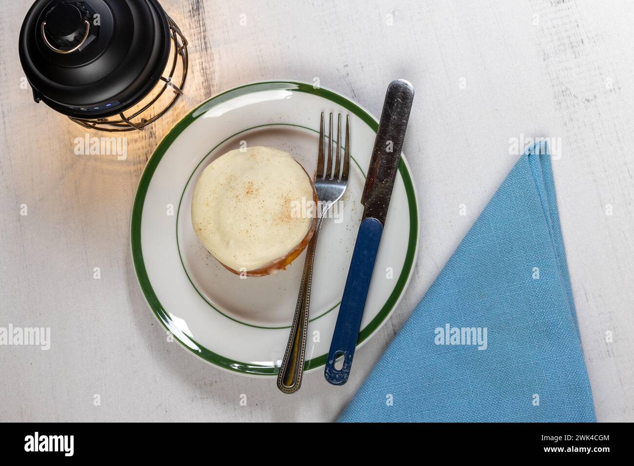 Zimtbrötchen, Kaffeebohnen, Lampe auf Holztisch Stockfoto