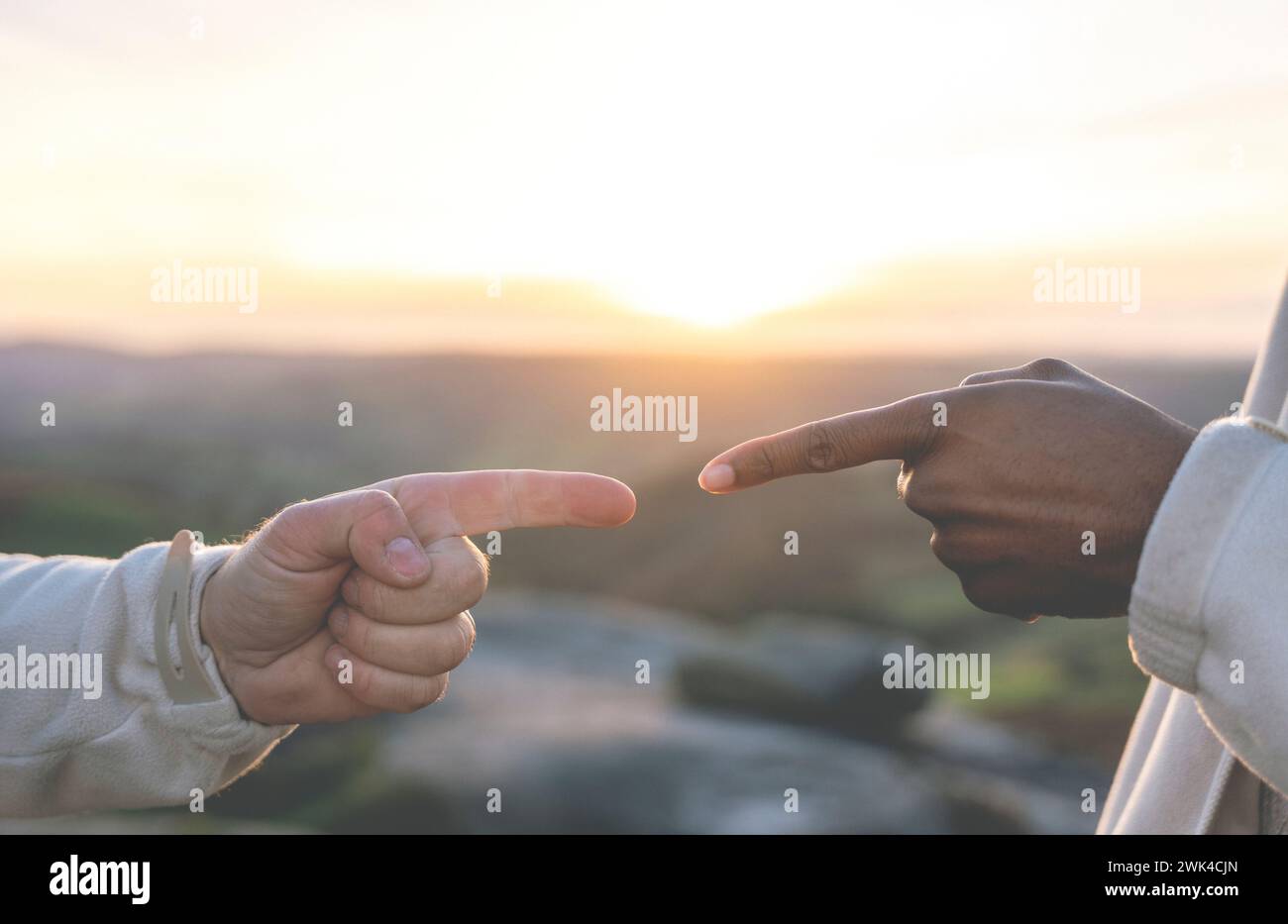 Zwei wütende Kerle zeigen sich gegenseitig mit den Fingern und geben die Schuld für Probleme. Zwischenmenschliche Konfliktlösung getöntes Bild Stockfoto