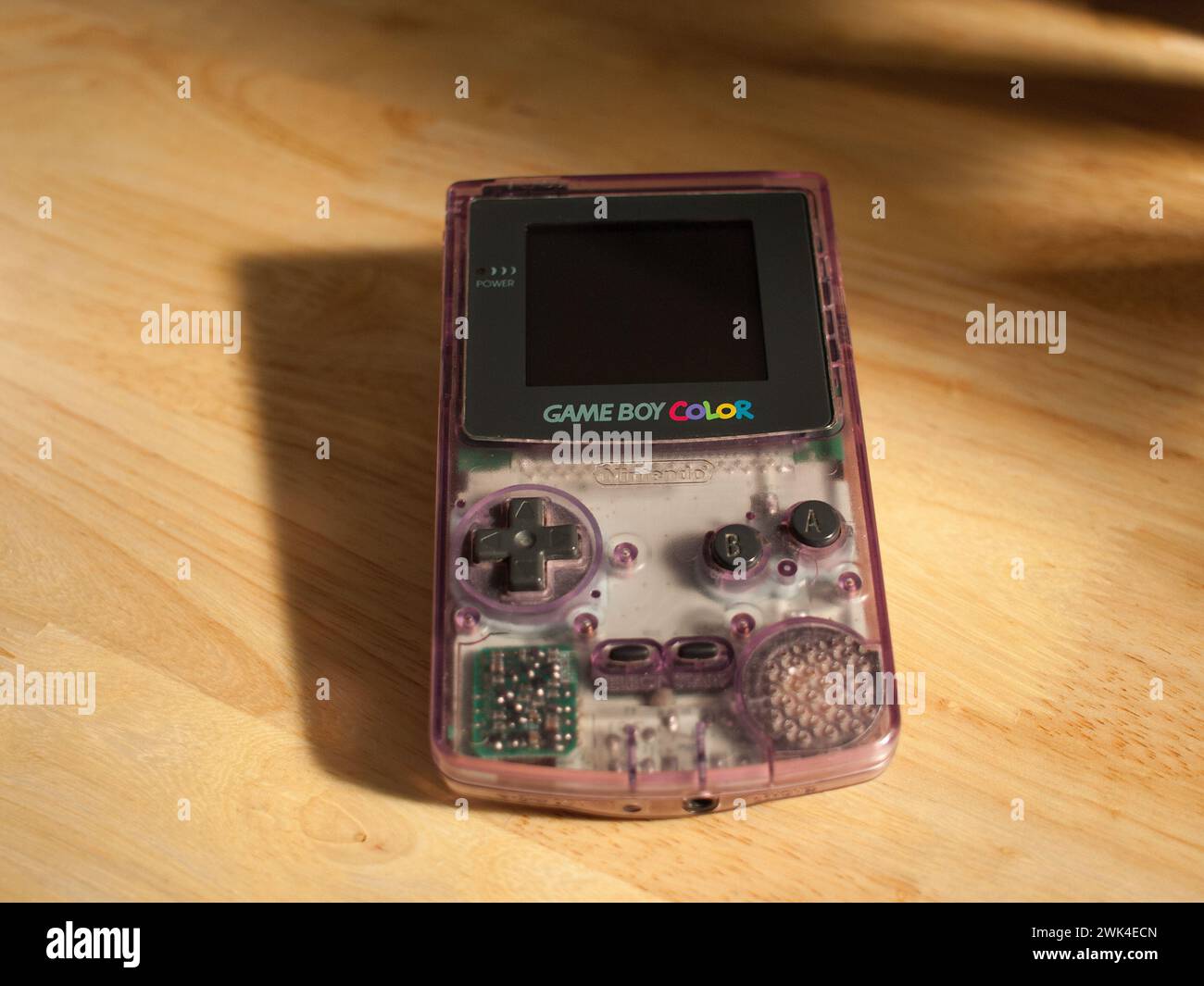 Miami, Florida, USA - 26. November 2023: Vintage Nintendo Game Boy Color Handheld-Konsole Farbmodell Atomic Purple auf einem Tisch. Stockfoto