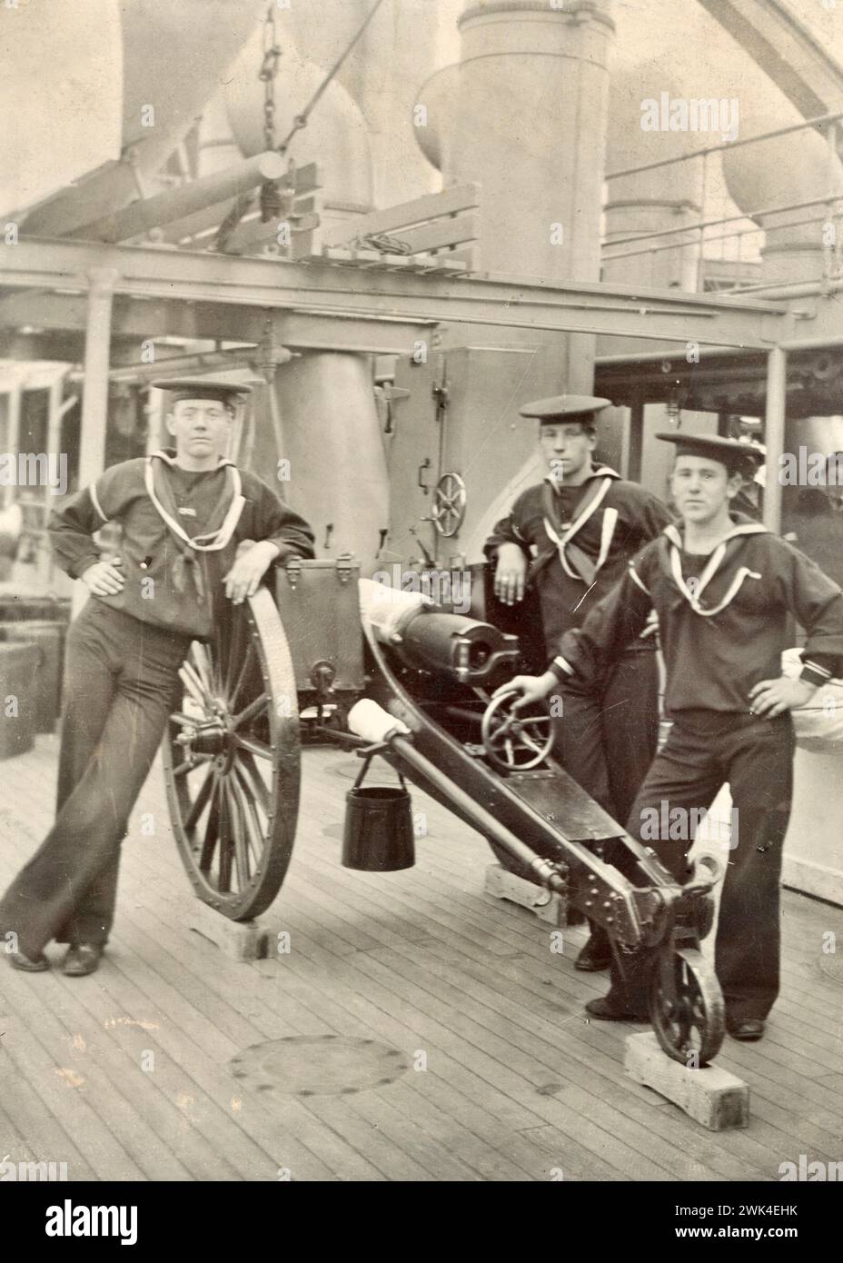 US-Militärgeschichte, US-Marinegeschichte, US Navy um 1900, Seeleute auf Marineschiff mit Cannon, US Navy History Stockfoto
