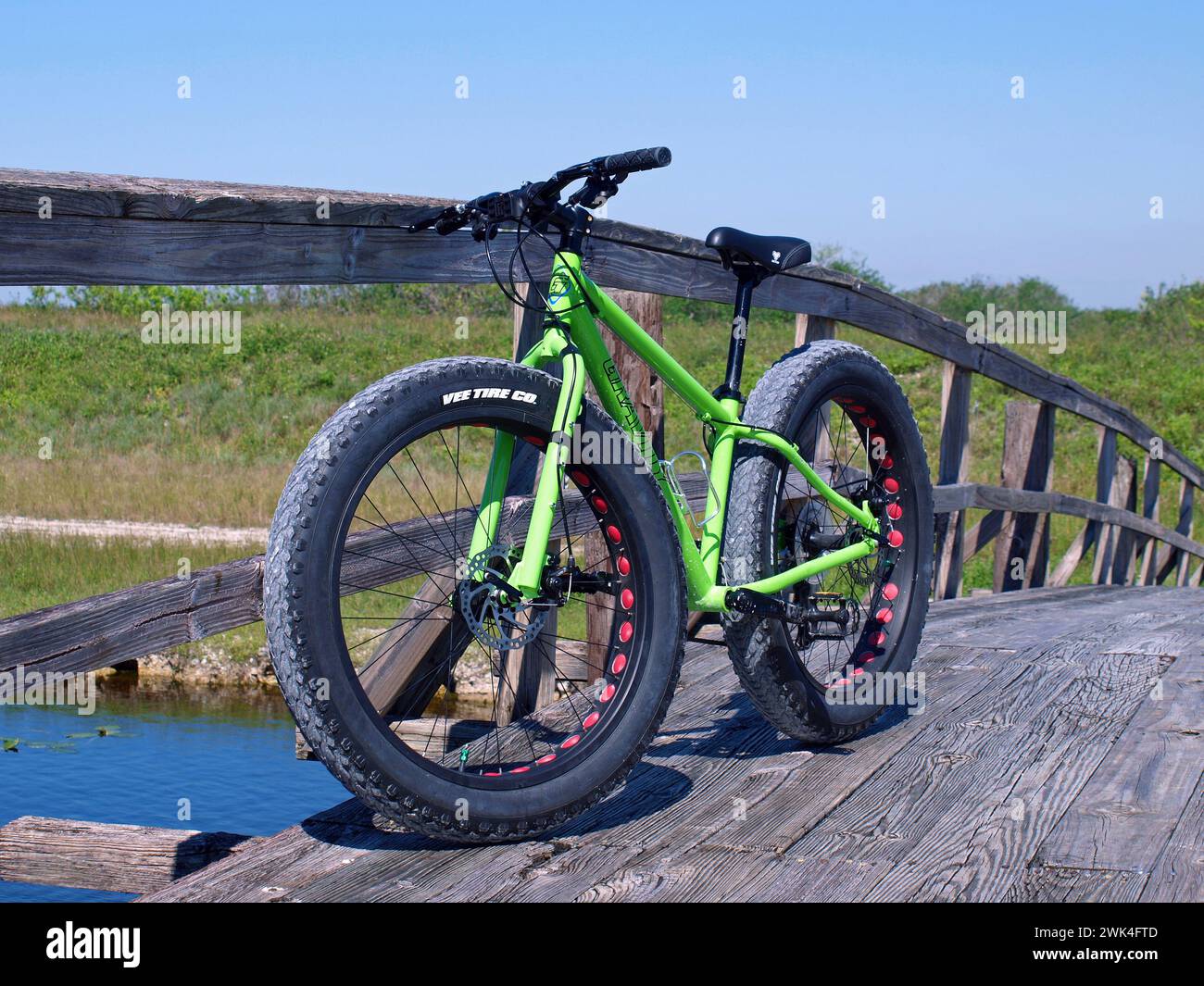 Everglades, Florida, USA - 16. September 2018: 4 Zoll Fat Bike der Marke Gravity auf einer Brücke über den Tamiami-Kanal. Stockfoto