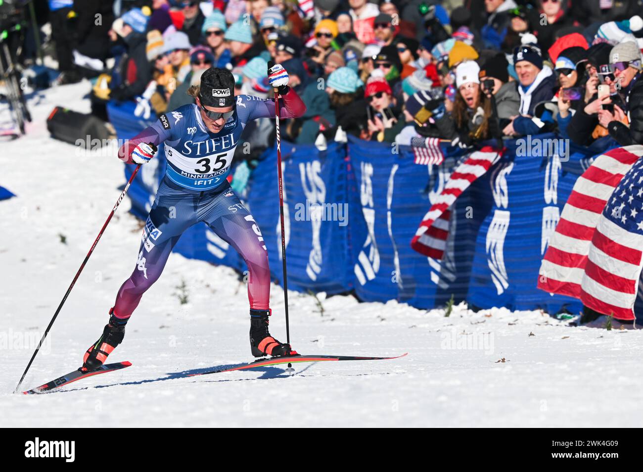 Minneapolis, Minnesota, USA, 18. Februar 2024: US-amerikanischer Gus Schumacher auf dem Weg zum Sieg der n10 K Freestyle der Männer im Theodore Wirth Regional Park in Minneapolis, Minnesota, USA. Er war der erste Amerikaner, der seit 41 Jahren ein Skilanglauf-Weltmeisterschaft gewann. Autor: John Lazenby/Alamy Live News Stockfoto