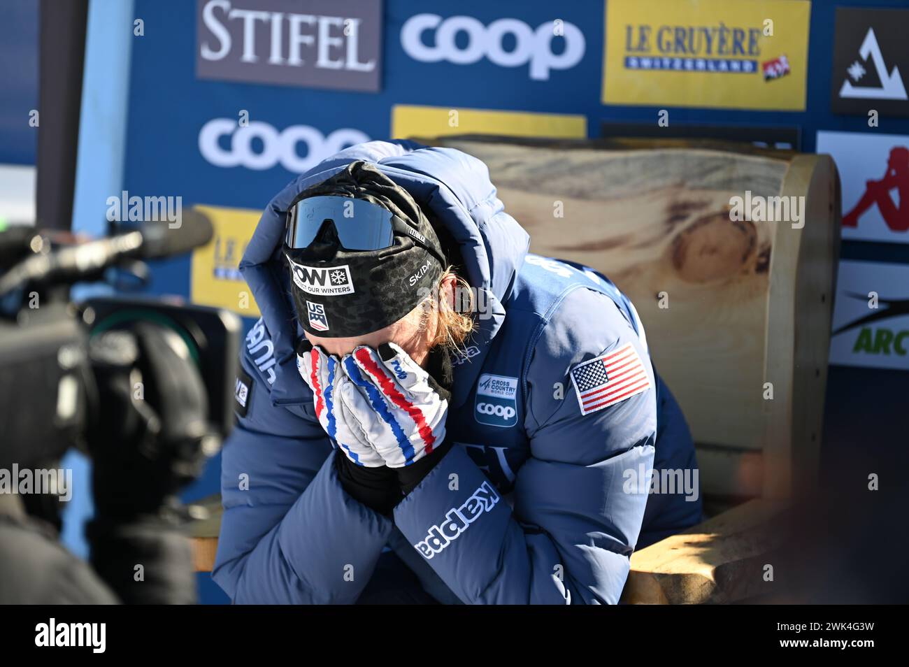 Minneapolis, Minnesota, USA, 18. Februar 2024: Der US-Amerikaner Gus Schumacher reagiert, als er versteht, dass er die 10-K-Freestyle der Männer im Theodore Wirth Regional Park in Minneapolis, Minnesota, USA gewonnen hat. Er war der erste Amerikaner, der seit 41 Jahren ein Skilanglauf-Weltmeisterschaft gewann. Autor: John Lazenby/Alamy Live News Stockfoto