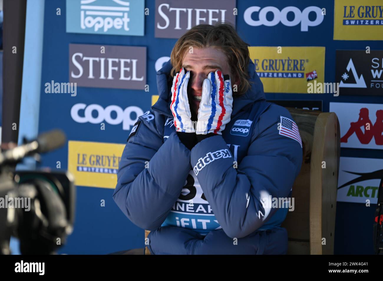 Minneapolis, Minnesota, USA, 18. Februar 2024: Der US-Amerikaner Gus Schumacher reagiert, als er versteht, dass er die 10-K-Freestyle der Männer im Theodore Wirth Regional Park in Minneapolis, Minnesota, USA gewonnen hat. Er war der erste Amerikaner, der seit 41 Jahren ein Skilanglauf-Weltmeisterschaft gewann. Autor: John Lazenby/Alamy Live News Stockfoto
