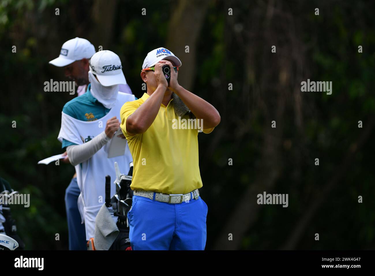 SERDANG - 18. Februar: Angelo Que aus Philippinen verwendet einen Sucher, um die Distanz an der zweiten Abschlagbox während der Endrunde 0f IRS Prima Malaysia Open 2024 im Mines Resort & Golf Club, Serdang, Selangor, Malaysia am 18. Februar 2024 zu messen. (Foto von Ali Mufti) Credit: Ali Mufti/Alamy Live News Stockfoto