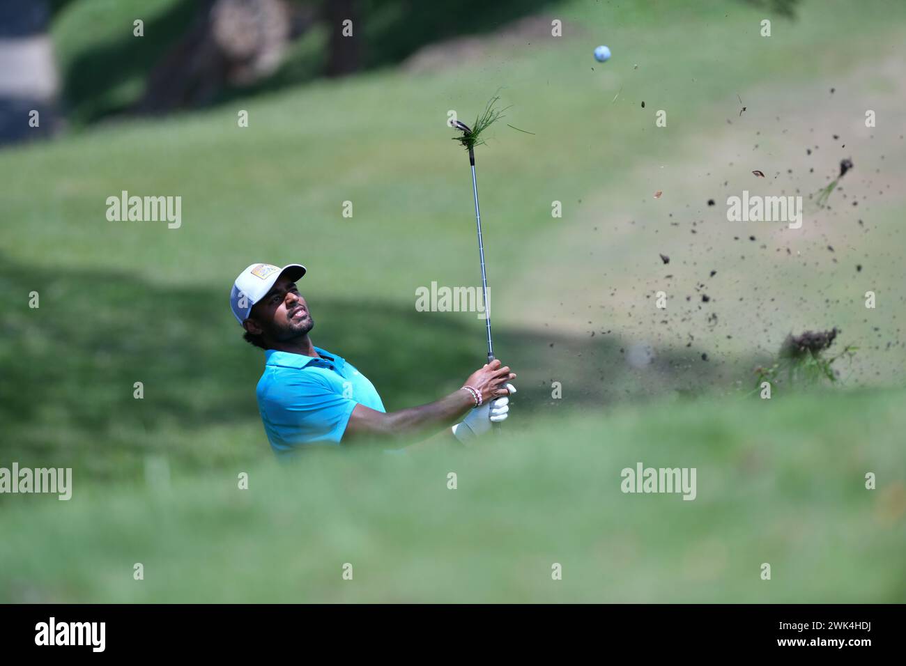 SERDANG - 18. Februar: Khavis Varadan aus Malaysia stürzt sich am 18. Februar 2024 in der Finalrunde 0f IRS Prima Malaysia Open 2024 im Mines Resort & Golf Club, Serdang, Selangor, Malaysia. (Foto von Ali Mufti) Credit: Ali Mufti/Alamy Live News Stockfoto