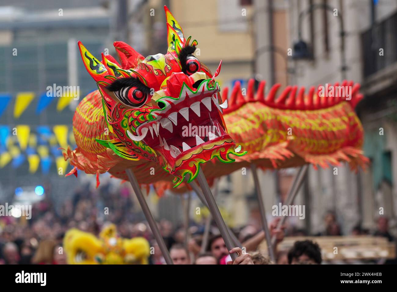 Turin, Italien - 18. Februar 2024: Drachentanz während der chinesischen Neujahrsparade in den Straßen des Stadtzentrums Stockfoto