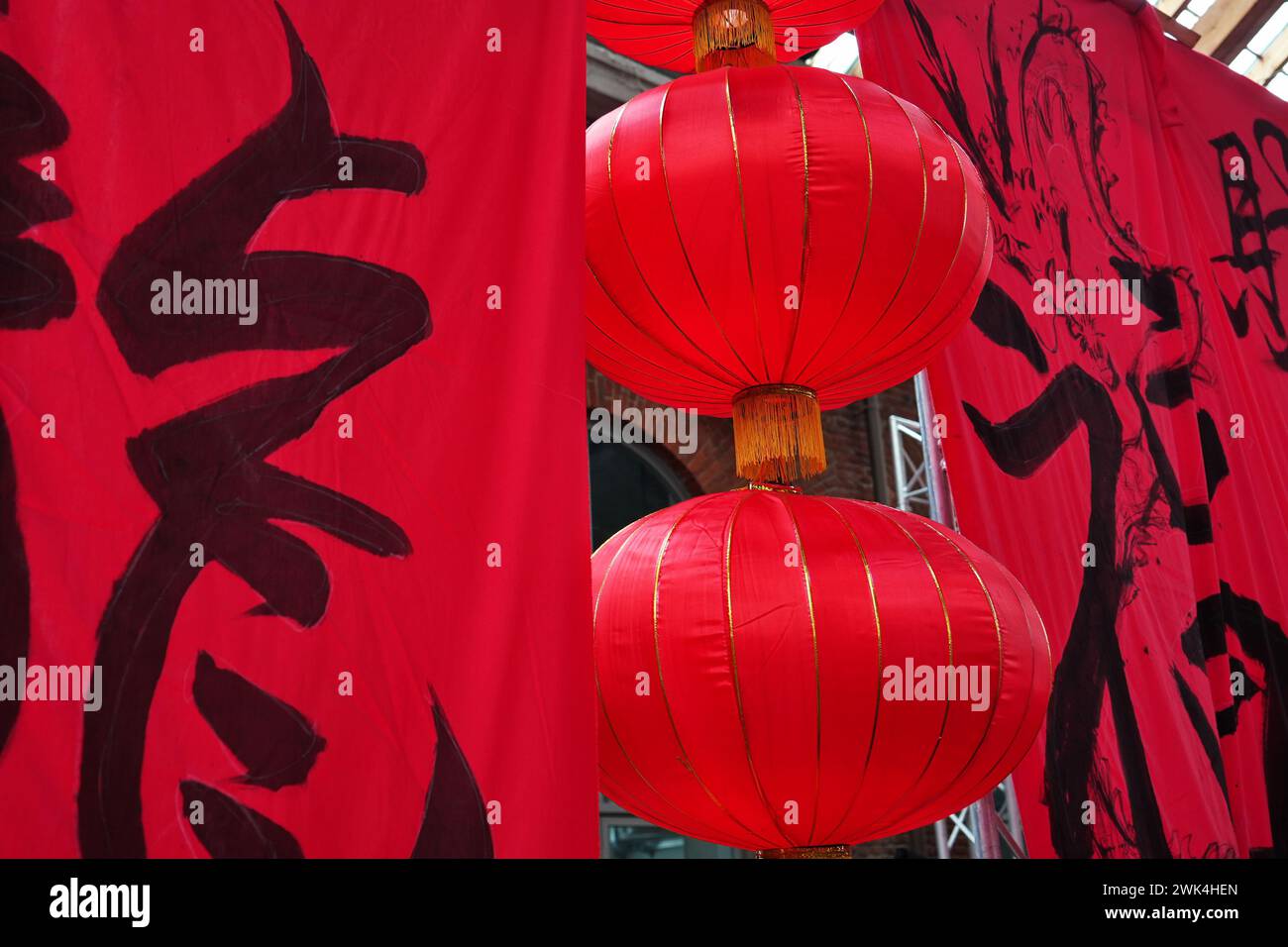 Chinesischer Schriftzug für „Glück und Zuhause“ Happy New Year Banner Stockfoto