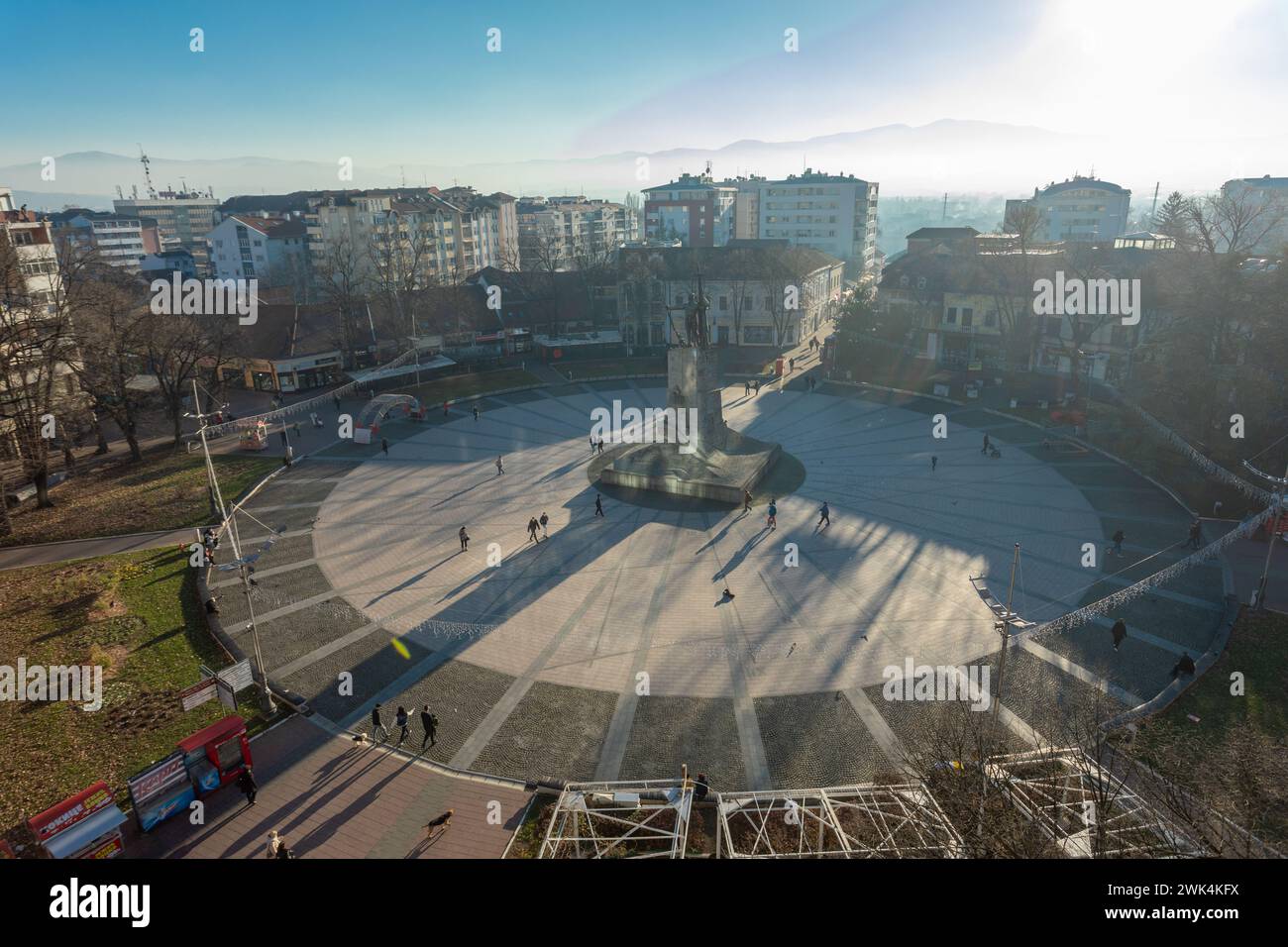 Kraljevo, Serbien - 19. Dezember 2023: Hauptplatz der Stadt mit dem berühmten Denkmal „Milutin“ für die serbischen Krieger, die in den Kriegen von 1912 für die Freiheit starben Stockfoto