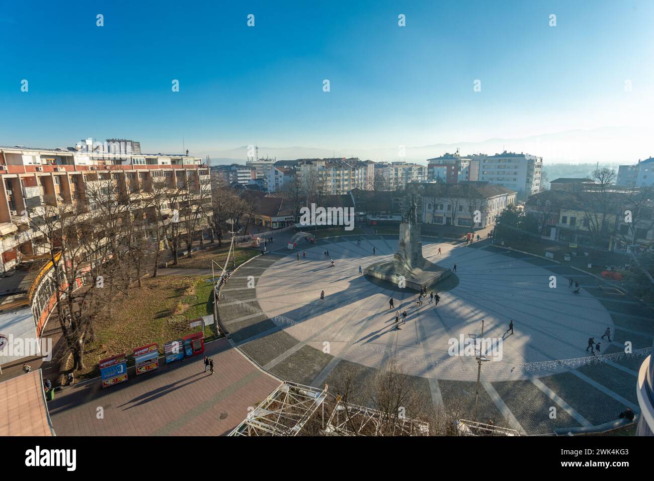 Kraljevo, Serbien - 19. Dezember 2023: Hauptplatz der Stadt mit dem berühmten Denkmal „Milutin“ für die serbischen Krieger, die in den Kriegen von 1912 für die Freiheit starben Stockfoto