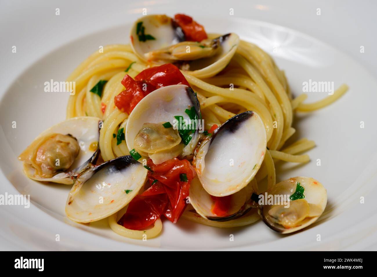 Spaghetti alle Vongole italienische oder venezianische Muschelnudeln mit Weißwein, Tomaten und Petersilie Stockfoto