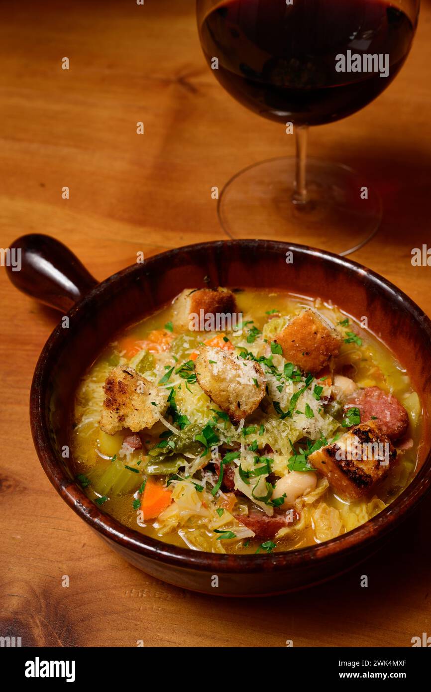 Ribollita italienisches Brot und Bohnensuppe aus der Toskana mit Wintergemüse und Rotwein Stockfoto