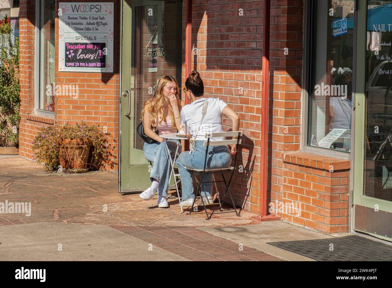 Leute sitzen im Februar vor Cafés entlang des University Blvd in Tucson Arizona Stockfoto