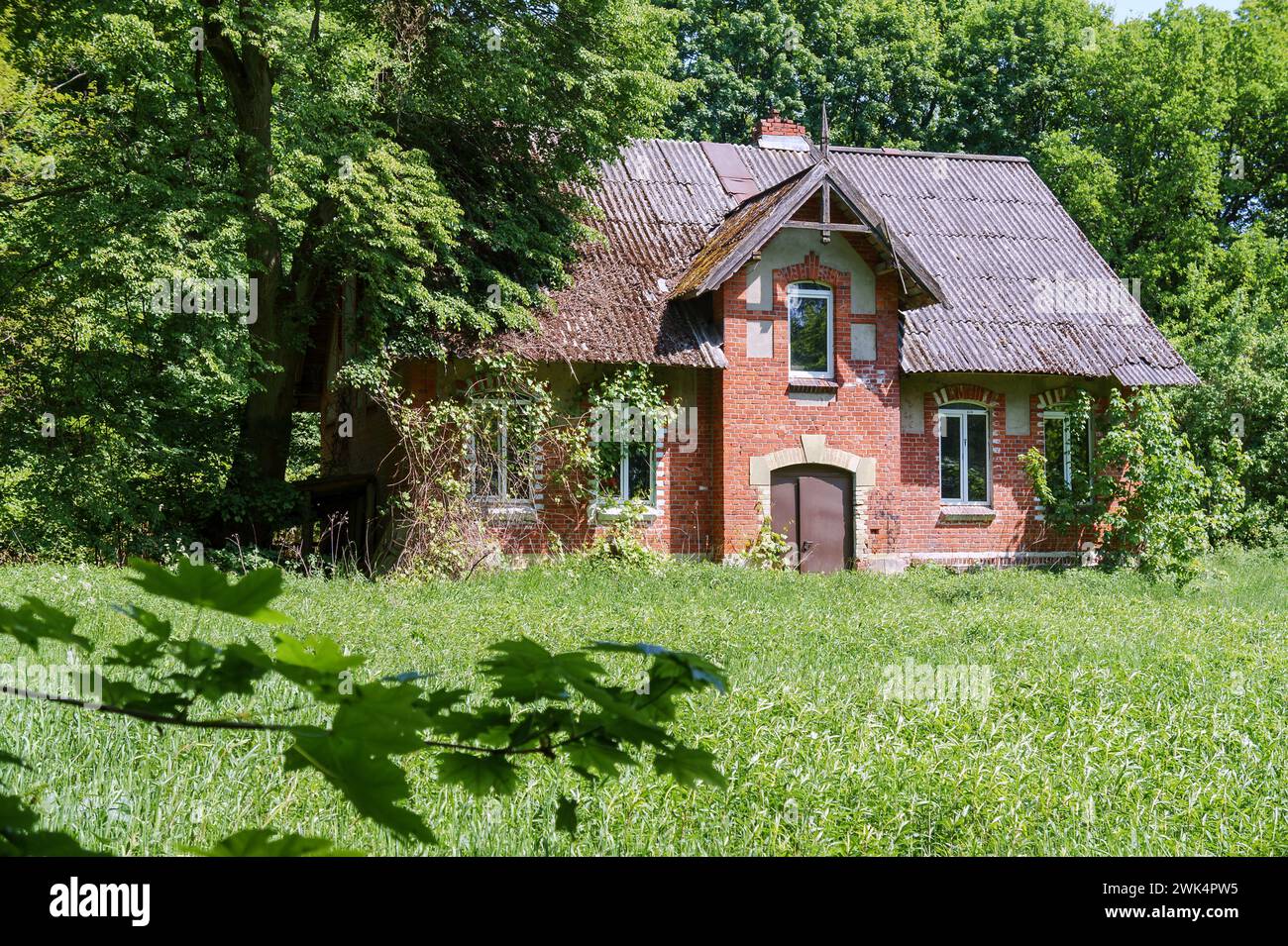Kaliningrad Oblast, Russland, 28. Mai 2023. Haus im Wald. Rotes Backsteinhaus im Wald. Haus eines Jägers Forster. Stockfoto