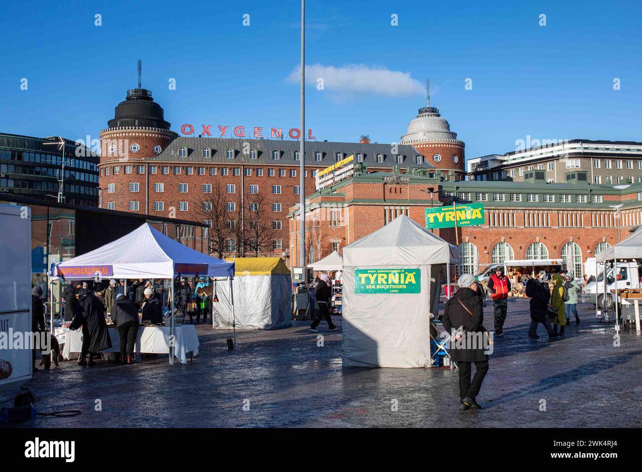 Menschen, Stände und Festzelte im Hakaniemen Maalaismarkkinat im Bezirk Hakaniemi in Helsinki, Finnland Stockfoto