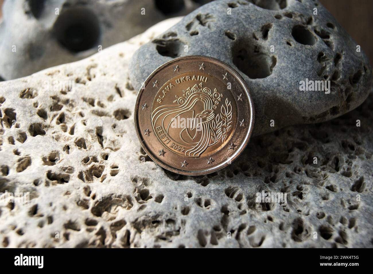 Estnische Gedenkmünze im Umlauf.2-Euro-Münze für die Ukraine 2022 Stockfoto