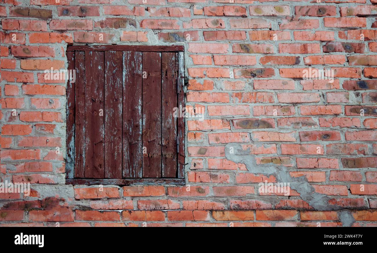 Die Textur einer alten Ziegelmauer mit natürlichen Defekten. Kratzer, Risse, Spalten, Späne, Staub, Rauheit, Abrieb. Vorlage für Design und Backgrou Stockfoto