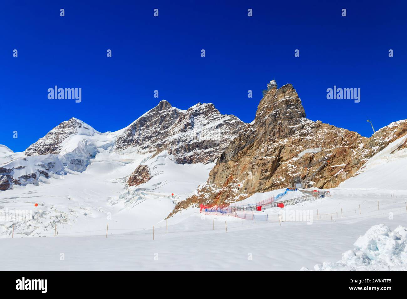 Blick auf das Sphinx-Observatorium auf dem Jungfraujoch, einem der höchsten Observatorien der Welt, das sich am Jungfraubahnhof, Berner Oberland, S, befindet Stockfoto