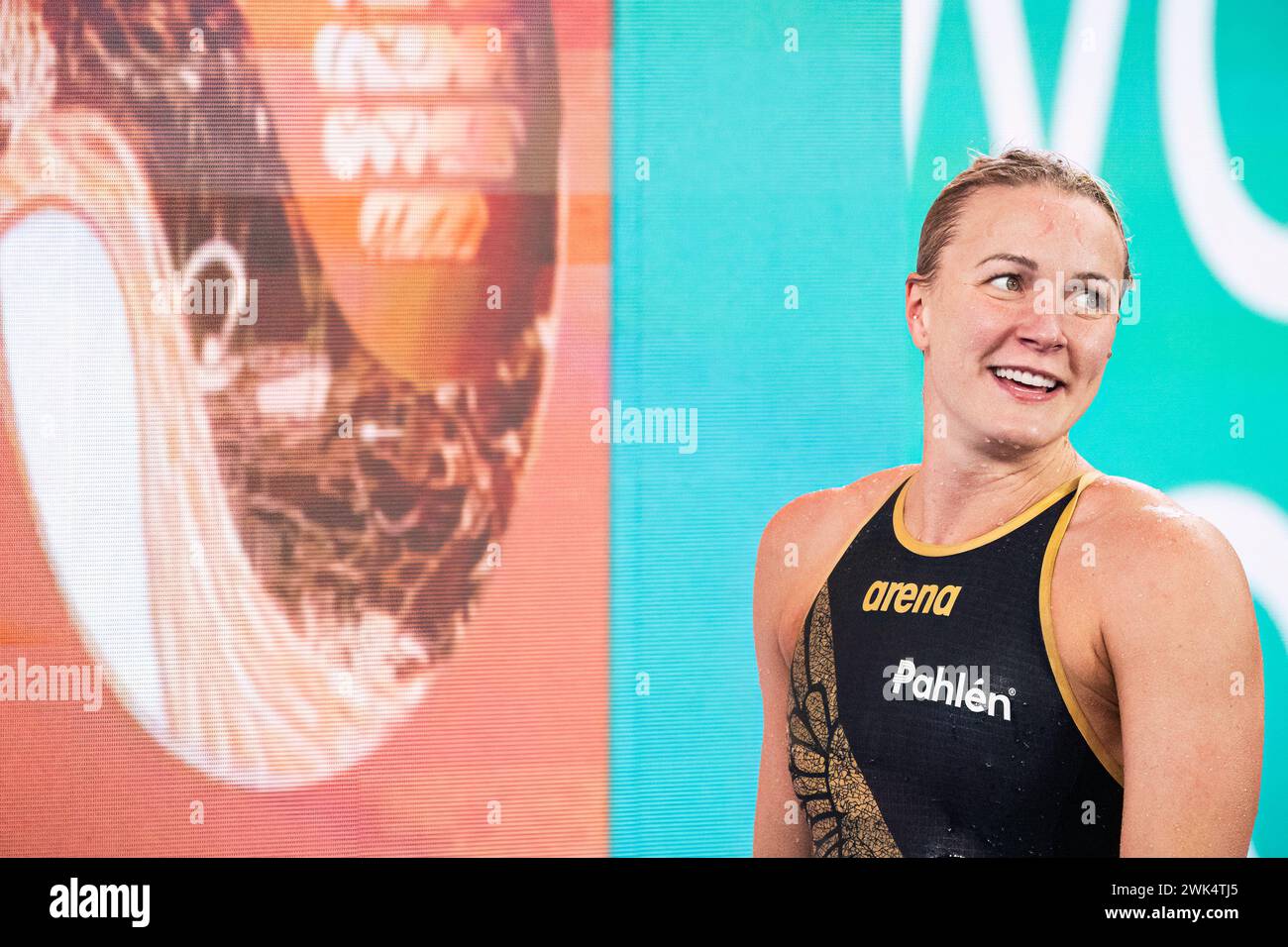 Doha, Katar. Februar 2024. Sarah Sjoestroem aus Schweden reagiert darauf, nachdem er die Goldmedaille im 50 m Freistil-Finale der schwimmenden Frauen während der 21. Aquatikweltmeisterschaft im Aspire Dome in Doha (Katar) am 18. Februar 2024 gewonnen hat. Quelle: Insidefoto di andrea staccioli/Alamy Live News Stockfoto