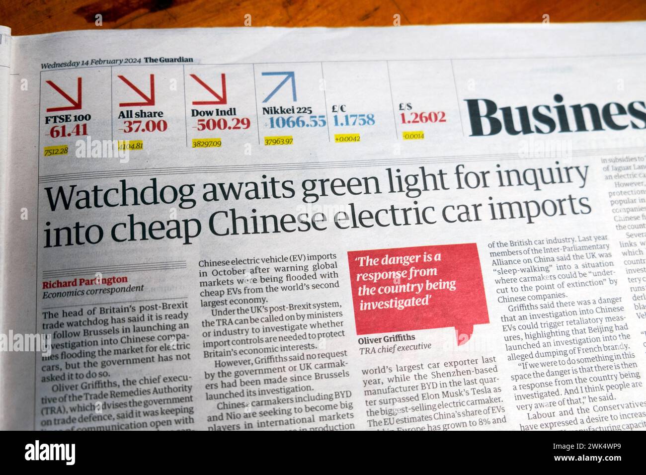 „Watchdog wartet auf grünes Licht für die Untersuchung der Importe billiger chinesischer Elektroautos“ Guardian-Zeitung Schlagzeilen-artikel 14 Februar 2024 Großbritannien Stockfoto