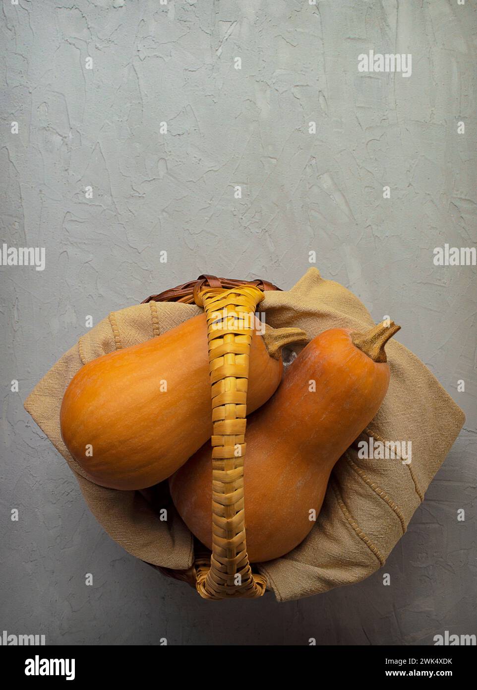 Poster oder Tapete mit Gemüsekürbis. Meisterklasse für Kürbiskochen. Vorlage für Thanksgiving-Tag. Herbstrezeptbild. Veganes Leben. Flache Lagen. Konzept o Stockfoto