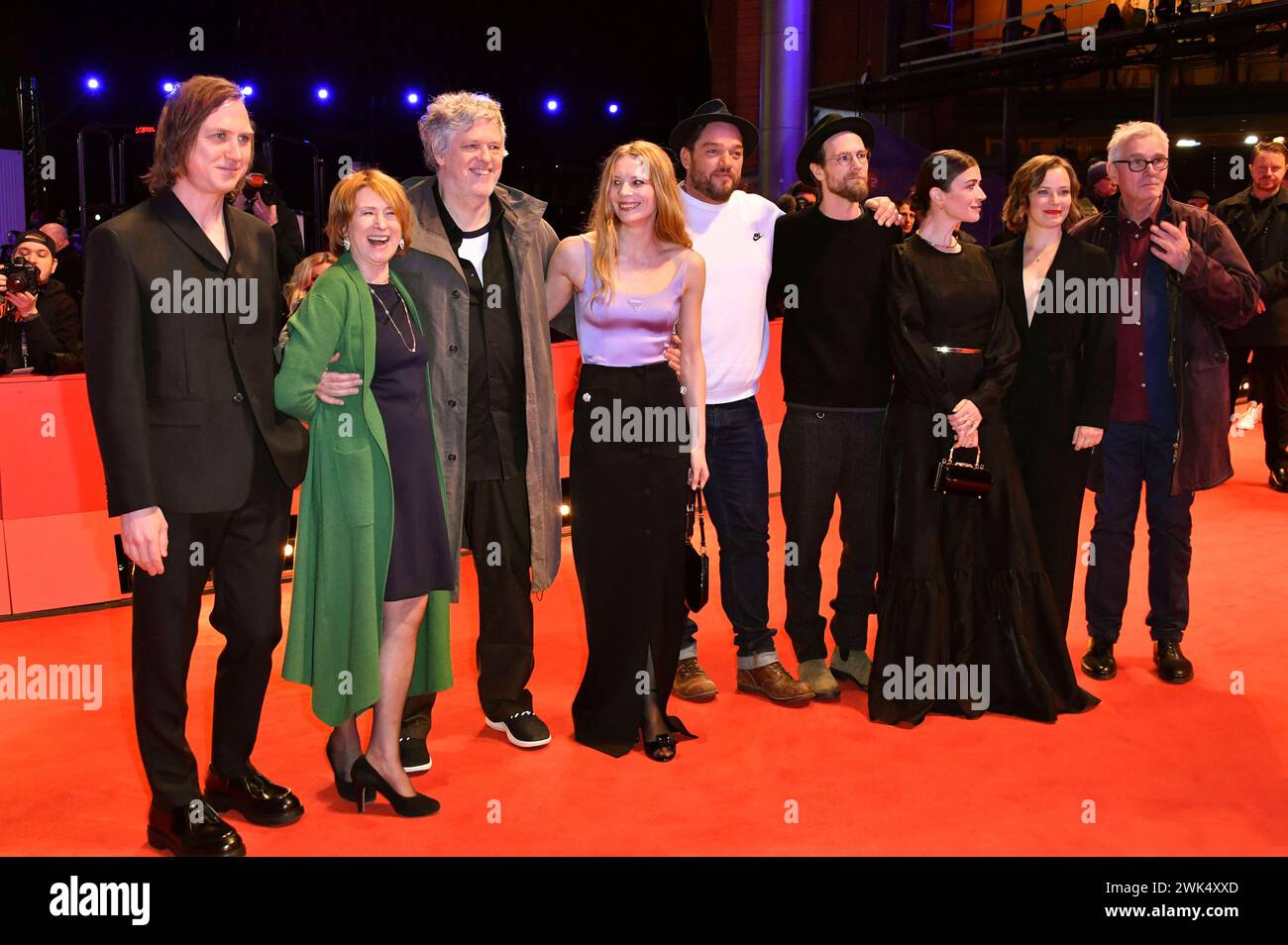 Lars Eidinger, Corinna Harfouch, Matthias Glasner, Lilith Stangenberg, Ronald Zehrfeld, Robert Gwisdek, Anna Bederke, Saskia Rosendahl und Hans-Uwe Bauer bei der Premiere des Kinofilms Sterben / Dying auf der Berlinale 2024 / 74. Internationale Filmfestspiele Berlin im Berlinale Palast. Berlin, 18.02.2024 *** Lars Eidinger, Corinna Harfouch, Matthias Glasner, Lilith Stangenberg, Ronald Zehrfeld, Robert Gwisdek, Anna Bederke, Saskia Rosendahl und Hans Uwe Bauer bei der Premiere des Spielfilms Sterben Dying auf den Internationalen Filmfestspielen der Berlinale 2024 74 Berlin im Berlinale Palast B Stockfoto