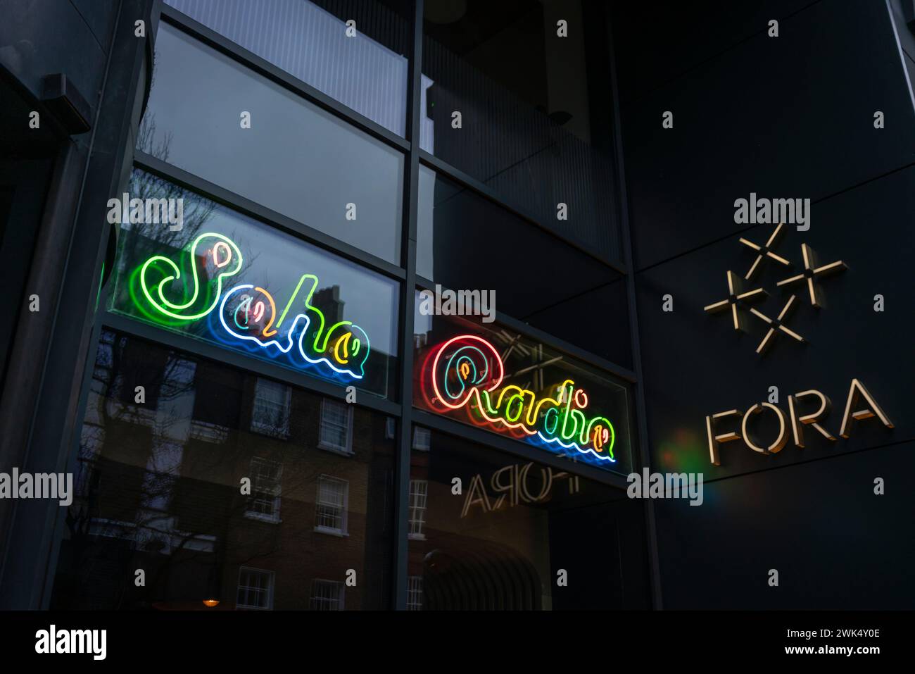 Farbenfrohes Neonschild der Radiostation Soho im Fenster des Sendestudios 33 Broadwick Street in Soho, London, England, Großbritannien Stockfoto