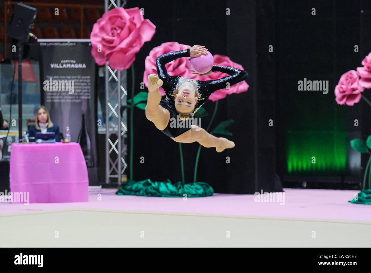 Chieti, Italien. Februar 2024. Asia Fedele vom Team Armonia D'Abruzzo Chieti tritt mit dem Ball in der 1. Runde der Italienischen Nationalserie A1 Rhythmic Gymnastics Championship in der Sporthalle „Palatricalle“ an, Credit: SOPA Images Limited/Alamy Live News Stockfoto