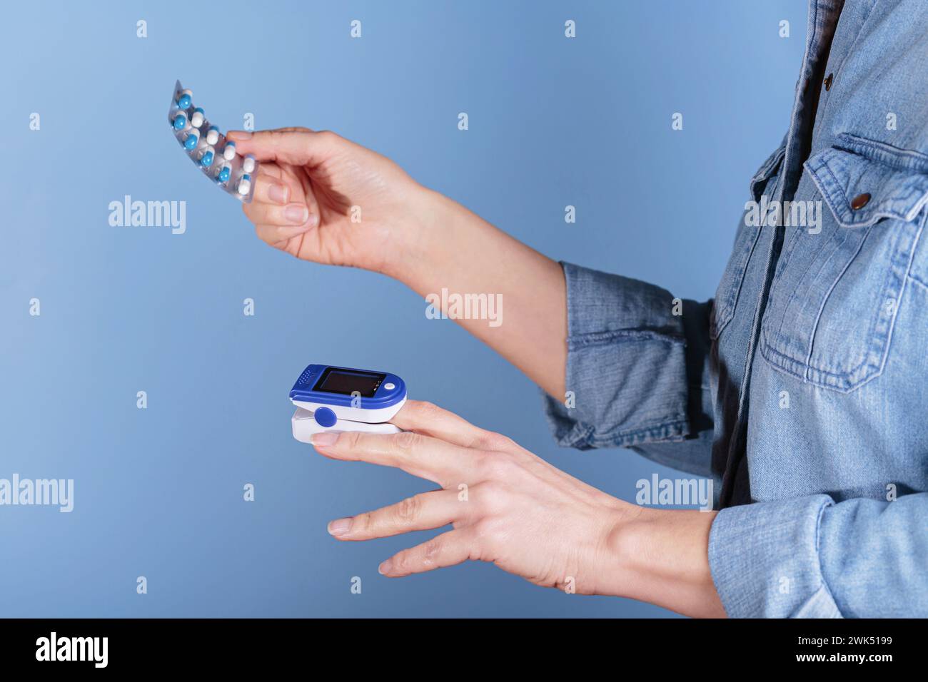 Frauen-Selbsttest auf Blutsauerstoffspiegel mit dem Pulsoxymeter Stockfoto