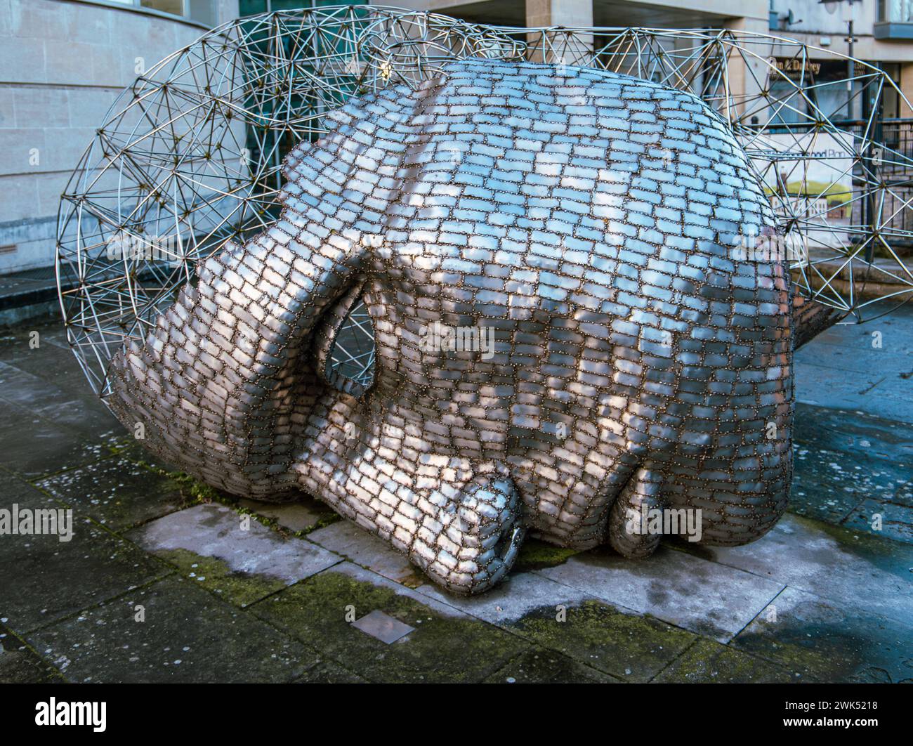 Moderne Metallskulptur The Head von Rick Kirby vor der Bibliothek im Zentrum von Calne Wiltshire, Großbritannien Stockfoto