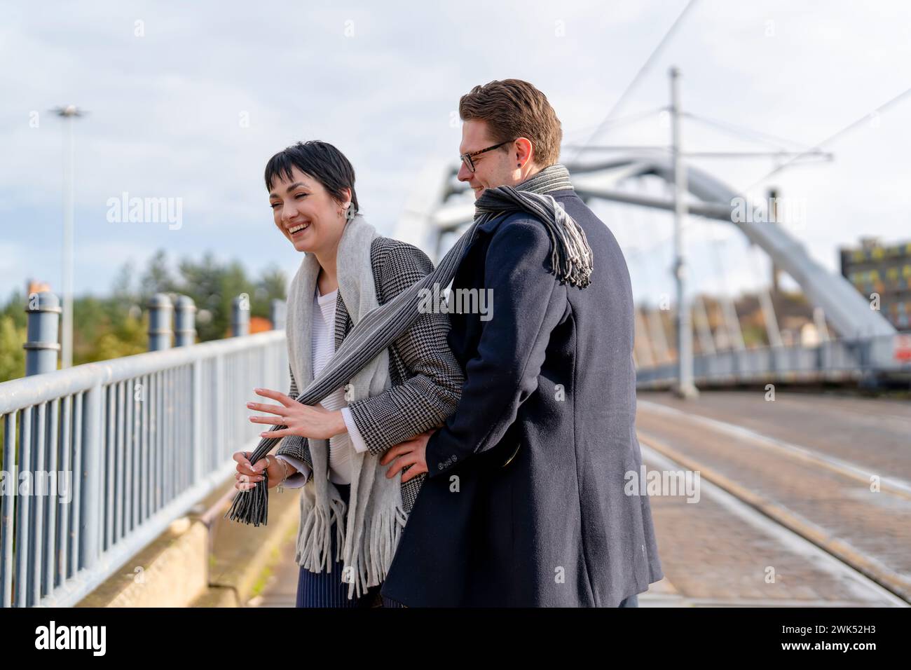 Gutaussehender Mann und schöne Frau umarmen sich gegenseitig, während sie durch die Stadt laufen, Spaß haben, Lifestyle-Foto Stockfoto