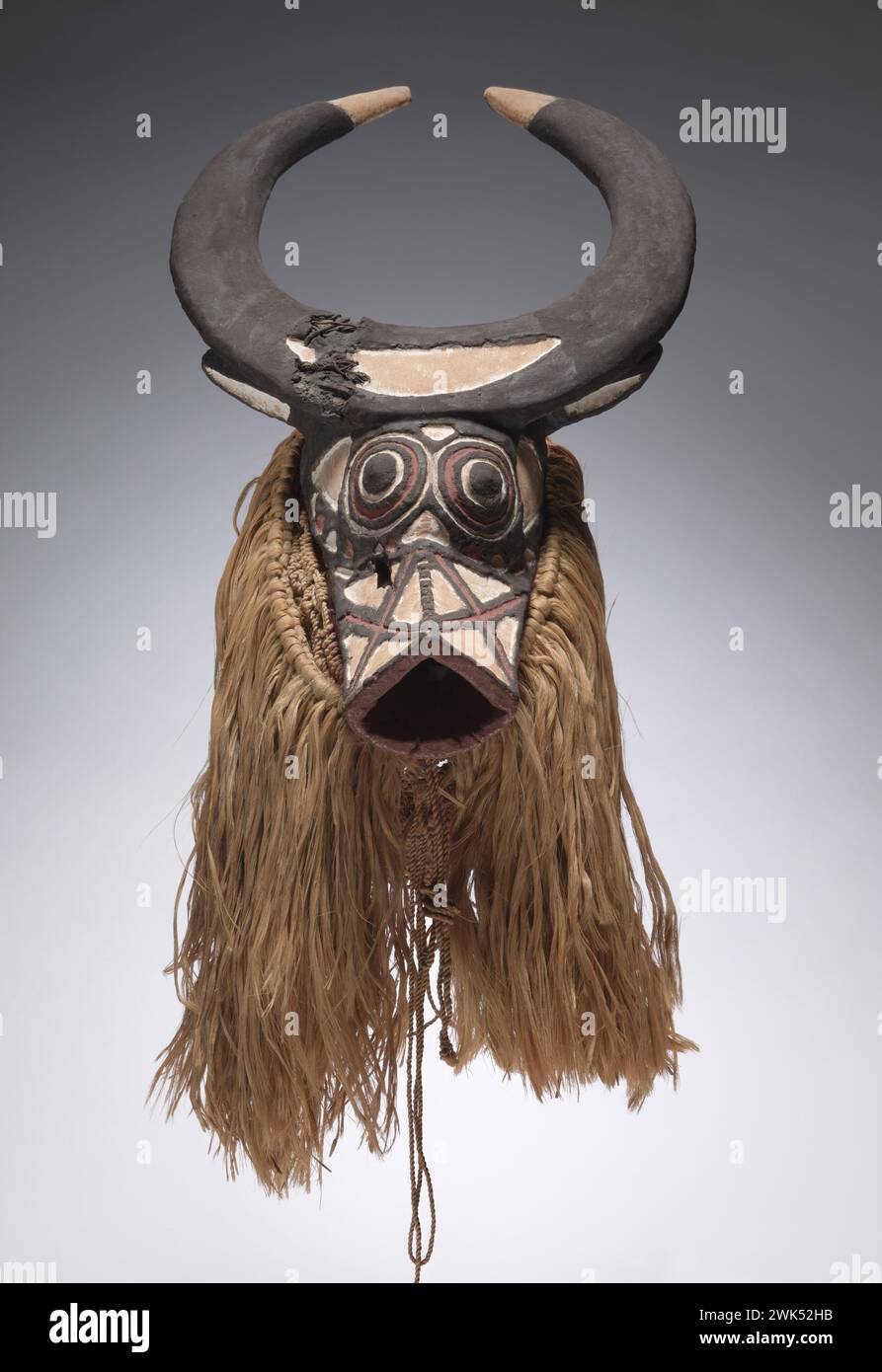 Vintage Afrikanische Büffelmaske. Afrika, Westafrika, Burkina Faso, vielleicht BWA-Stilmacher. Anfang bis Mitte der 1900er Jahre Stockfoto