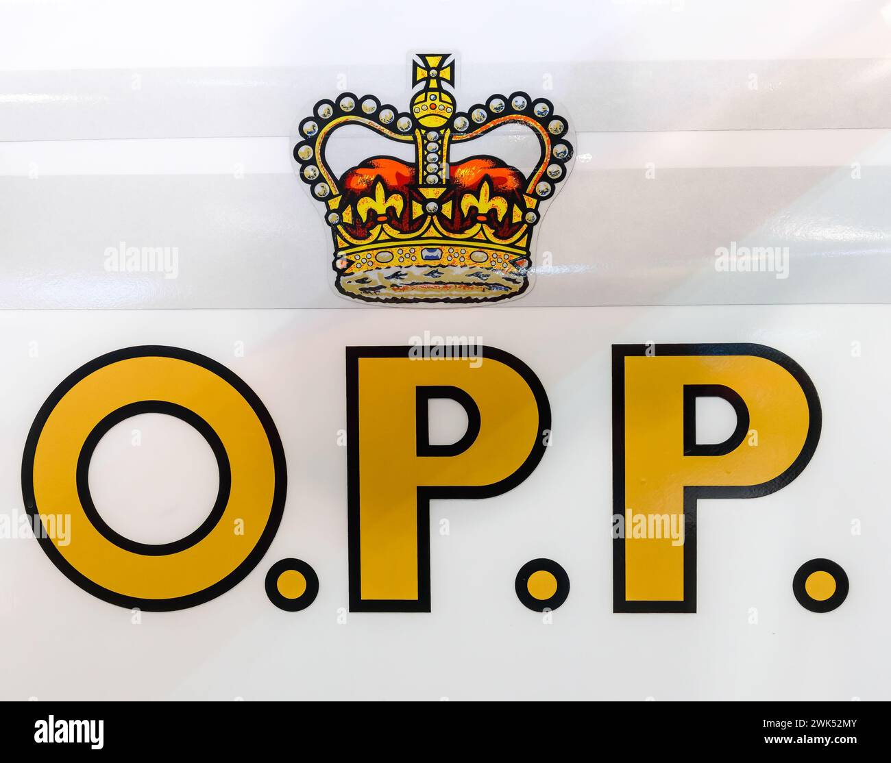 Crown und das Akronym O.P.P oder Ontario Provincial Police in der Tür eines Streifenwagens. Stockfoto