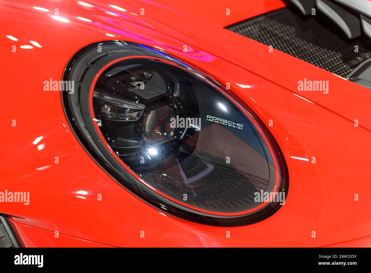 Design der Scheinwerfer mit LED-Matrix-System. Rot-weißer Porsche GT3 RS, ein Sonderfahrzeug oder Auto mit den Farben der Canada Flag Stockfoto