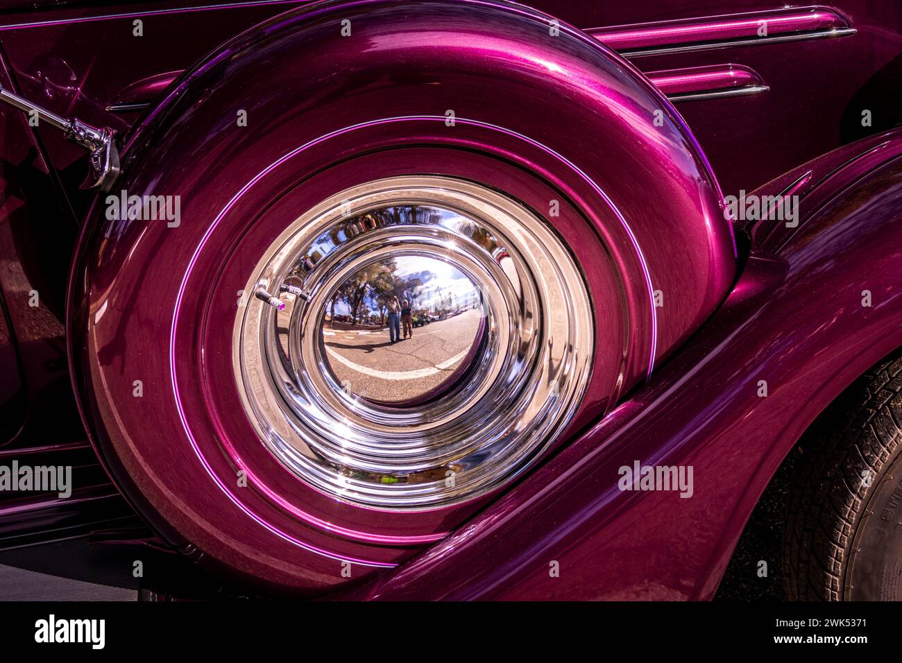 Wunderschöne, lila-rote klassische Radabdeckung an einem Oldtimer. Aufgenommen bei einer Autoausstellung im Casa Blanca Resort & Casino in Mesquite Nevada. Nahaufnahme Stockfoto