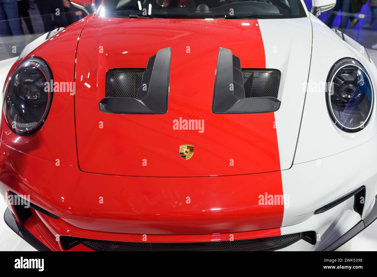 Motorhaube, Scheinwerfer und Logo. Rot-weißer Porsche GT3 RS, Special Edition Fahrzeug oder Auto in den Farben der Canada Flag Stockfoto