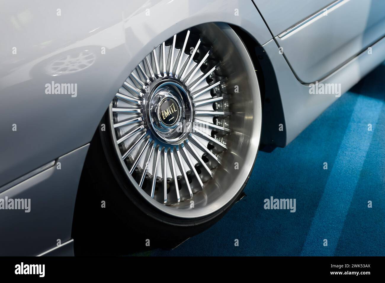 Gestrecktes Rad und Felge an einem Fahrzeug. Der Stil wurde von Work Emitz entworfen Stockfoto