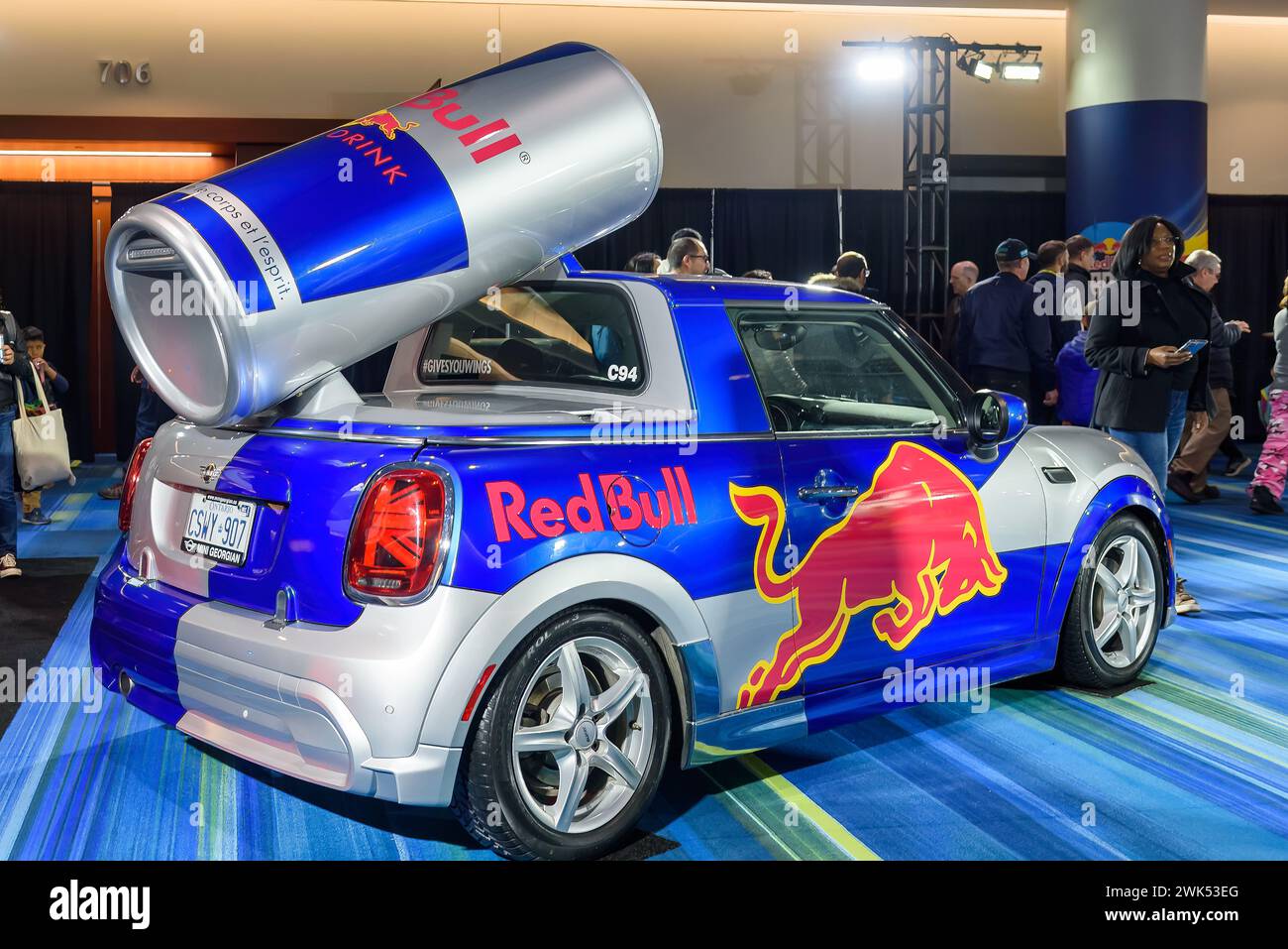 Das Auto war mit einer Red Bull-Werbung und einer Dose des Getränks auf dem Dach bedeckt. Stockfoto