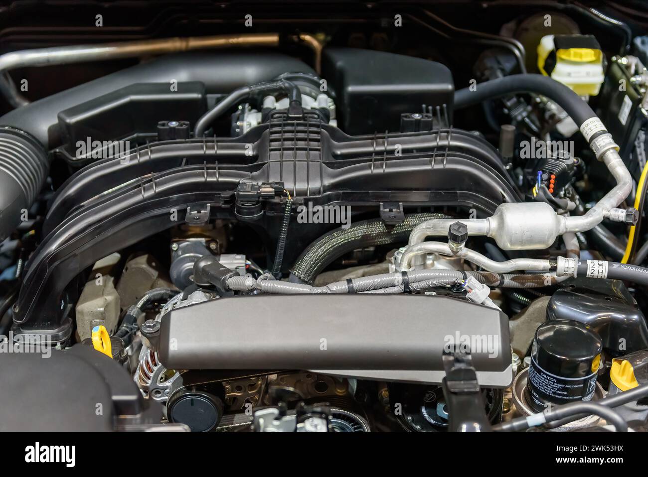 Details zu einem Automotor. Öffnen Sie die Motorhaube in einem neuen Fahrzeug Stockfoto