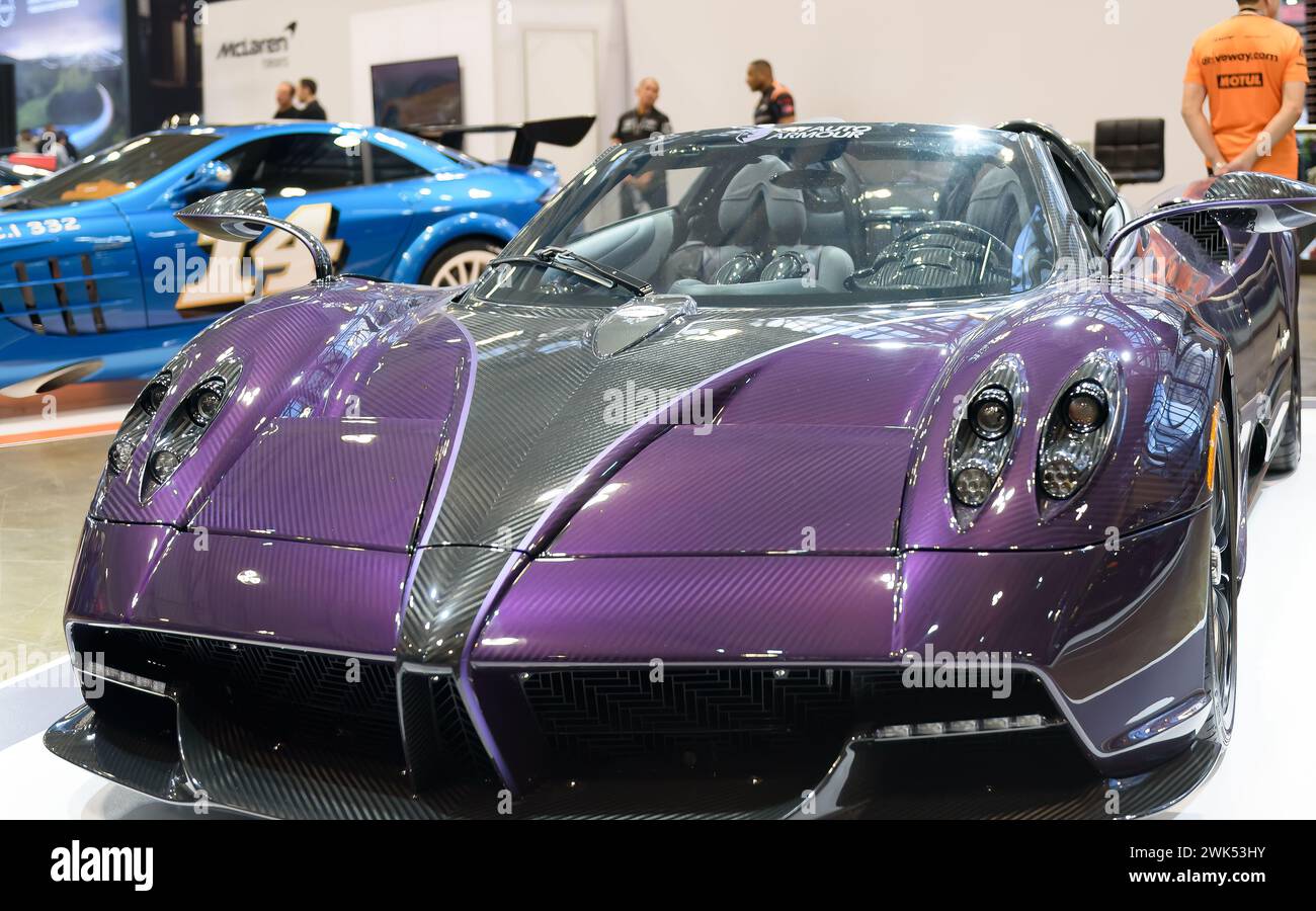 Vorderseite eines violetten Pagani Autos oder Fahrzeugs Stockfoto