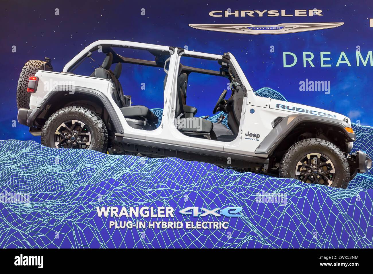 Ausstellung eines weißen Jeep Wrangler. Hybrid-Elektrofahrzeug Stockfoto