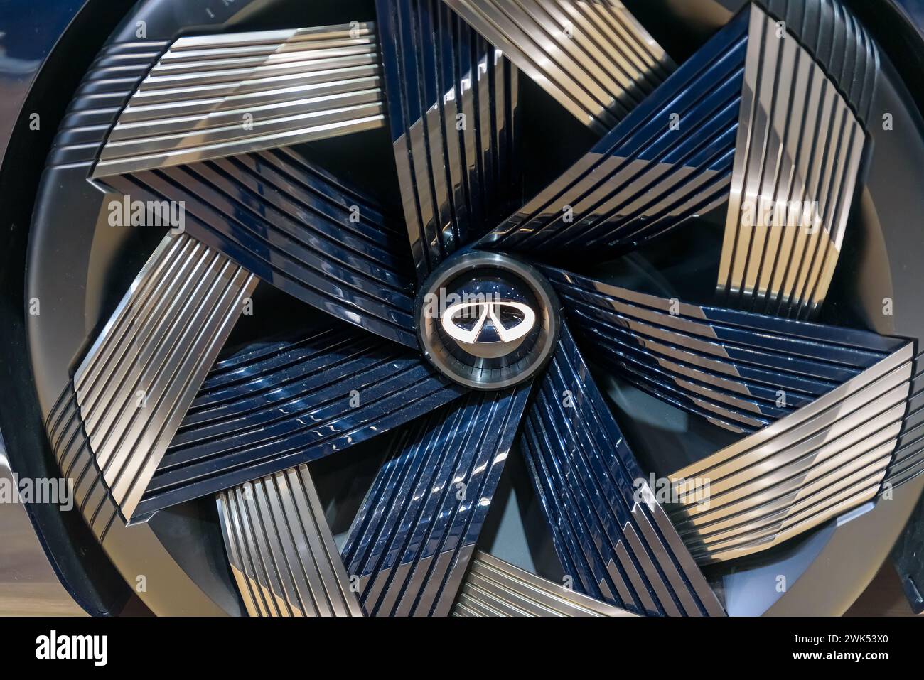 Infinity LED Light Logo auf der Felge eines Autos. Stockfoto
