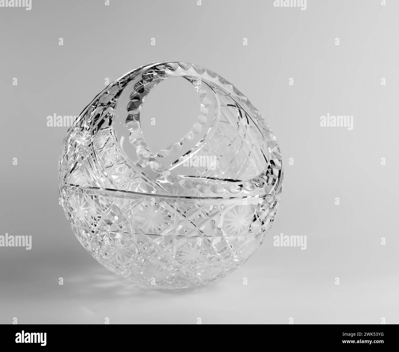 Leere Kristall-Schüssel auf weißem Hintergrund. Die Vase wurde Mitte des 20. Jahrhunderts hergestellt. Stockfoto