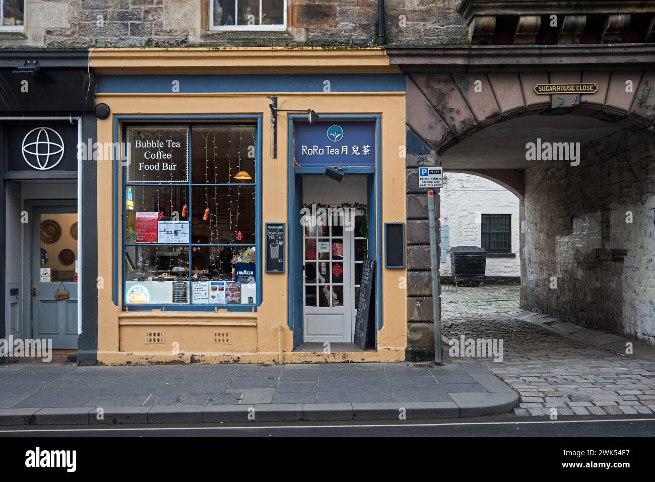RoRo Tea Shop ist ein Café neben dem Sugarhouse in der Nähe der Royal Mile in Edinburghs Altstadt. Stockfoto