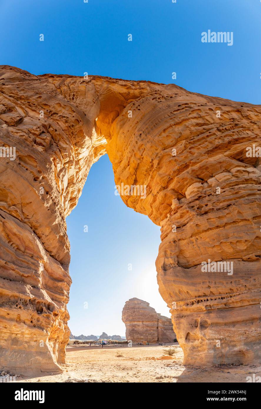 Bogen aus Sandsteinelefanten Felsenerosion Monolith in der Wüste, Al Ula, Saudi-Arabien Stockfoto