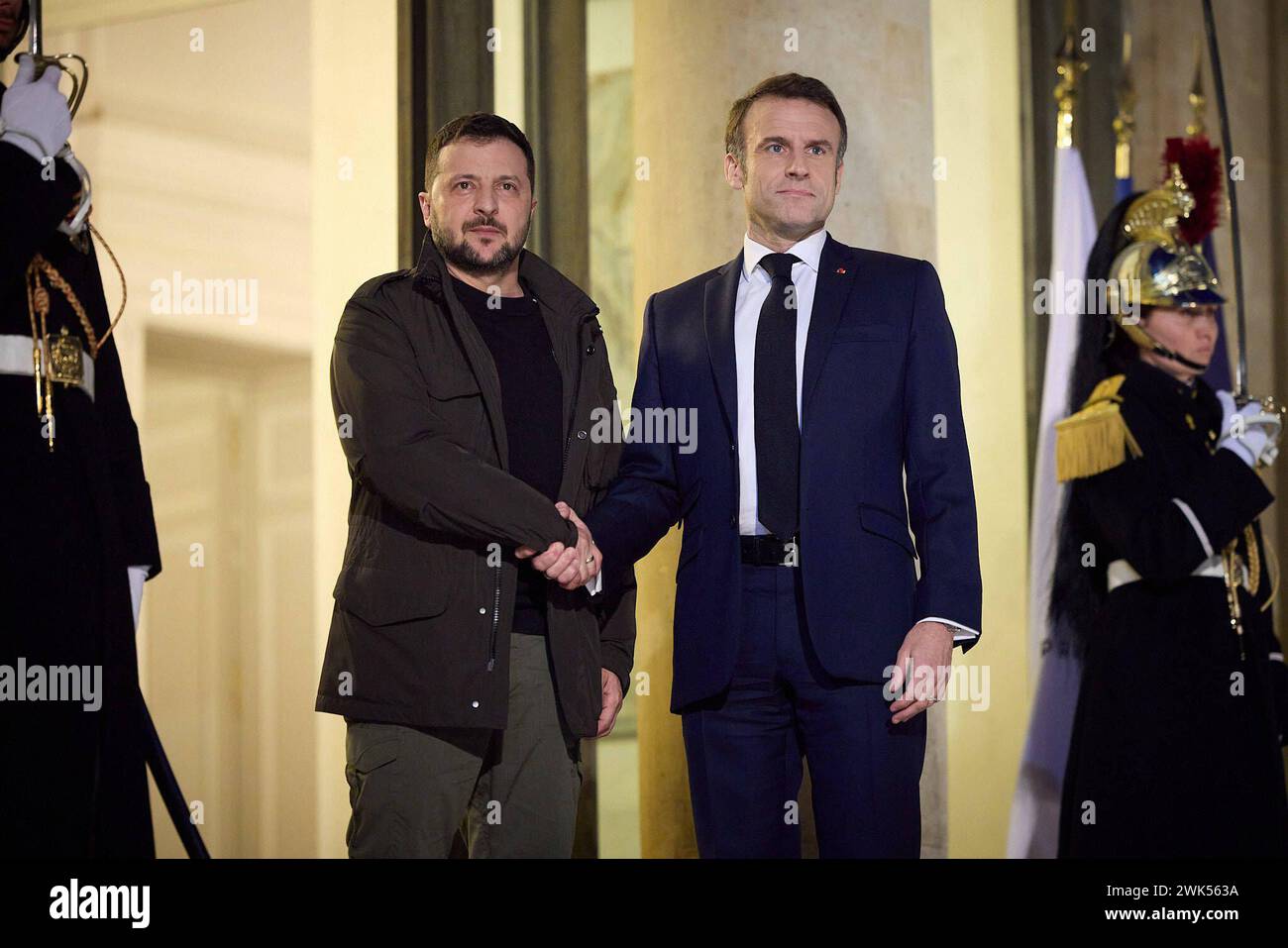 Der französische Präsident Emmanuel Macron begrüßt den ukrainischen Präsidenten Wolodymyr Zelenskyy der französische Präsident Emmanuel Macron begrüßt den ukrainischen Präsidenten Wolodymyr Zelenskyy mit einer offiziellen Zeremonie am 16. Februar 2024 im Elysee-Palast in Paris. Foto von PRÄSIDENT DER UKRAINE apaimages Ukraine Ukraine Ukraine Ukraine Ukraine 180224 France UPO 008.jpeg Copyright: XapaimagesxPRESIDENTxOFxUKRAINExxapaimagesx Stockfoto