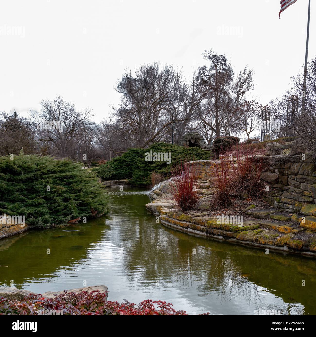 Wunderschöner kleiner Park mit Teich und Landschaftsgestaltung Stockfoto