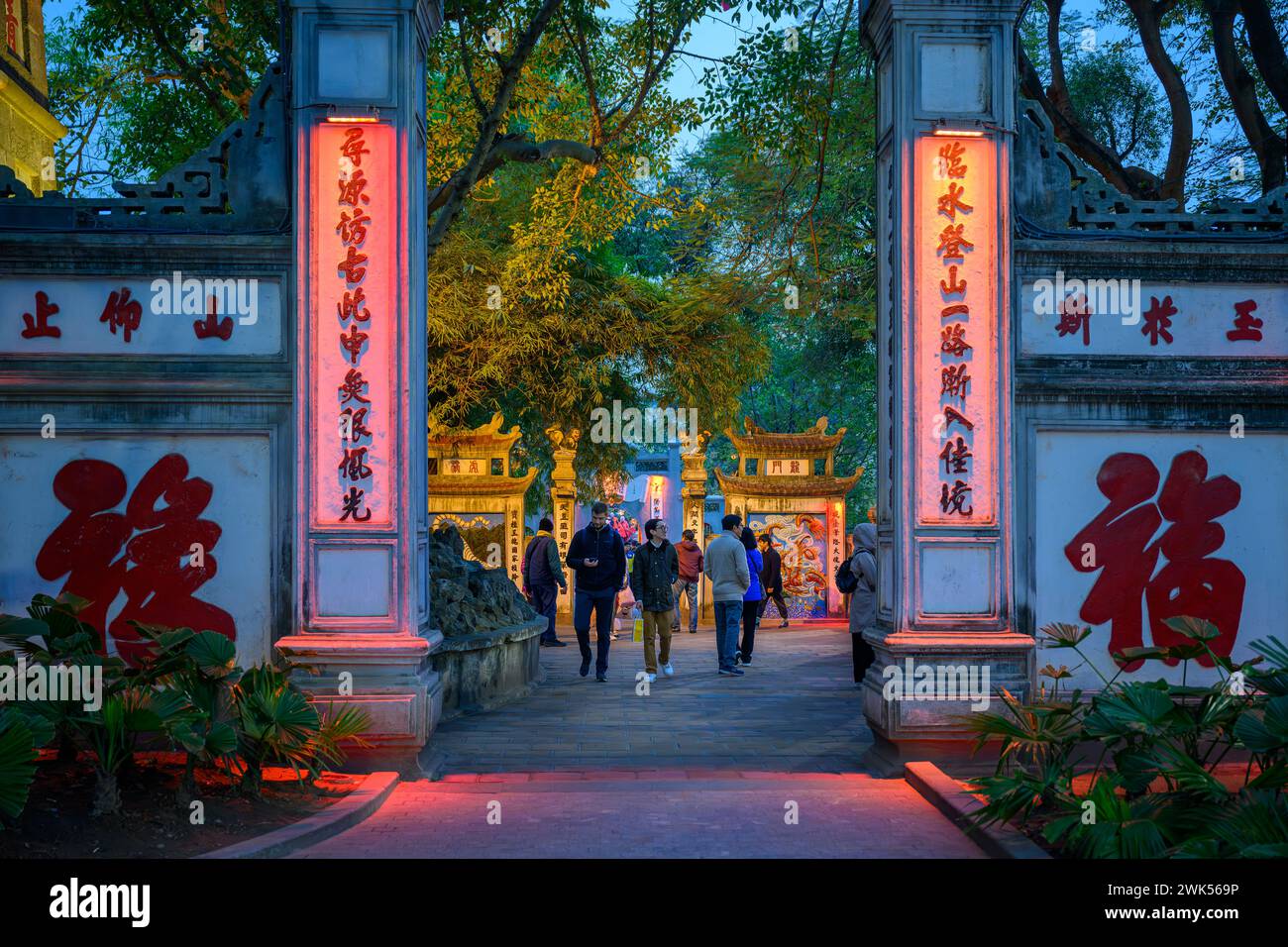 Der Eingang zum Ngọc Sơn-Tempel, Hanoi, Vietnam Stockfoto