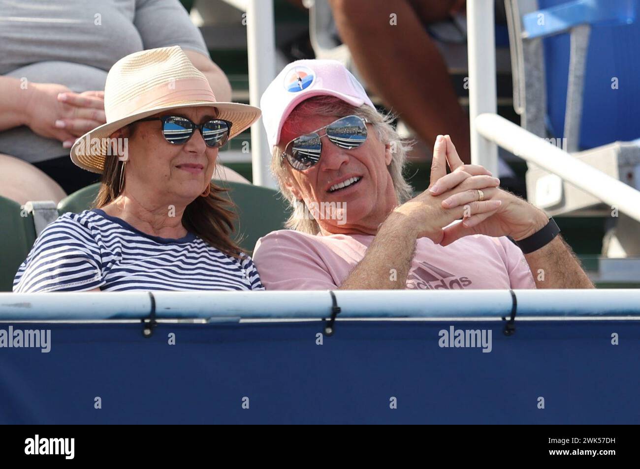 Delray Beach, FL, USA. Februar 2024. Sänger Jon Bon Jovi und Frau Dorothea Hurley wurden am 17. Februar 2024 bei den Delray Beach Open im Delray Beach Tennis Center gesehen. Leute: Jon Bon Jovi, Dorothea Hurley Credit: Hoo Me/Media Punch/Alamy Live News Stockfoto